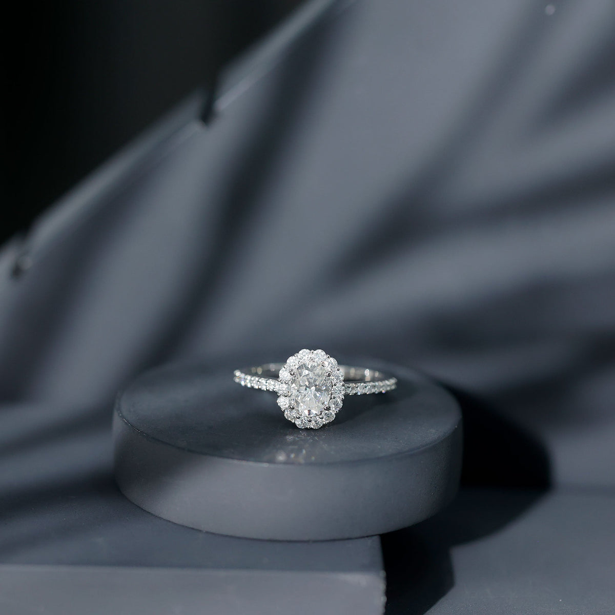 Anillo de compromiso de moissanita ovalada con halo de 1,2 quilates, certificado, para mujer