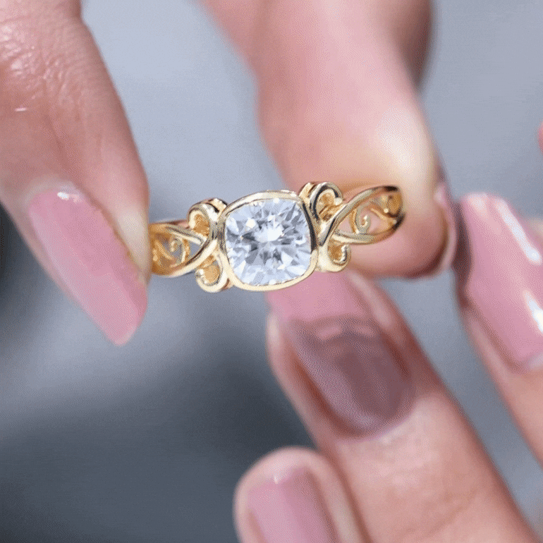 Anillo Solitario de Moissanita con Cojín de Estilo Vintage en Engaste de Bisel
