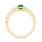 Anillo de compromiso de oro con esmeralda y diamantes naturales y detalles calados