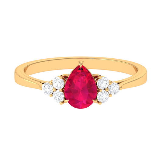 Anillo de compromiso con rubí en forma de lágrima de 0,8 quilates y trío de diamantes