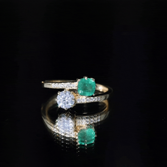 Anillo de compromiso de dos piedras de esmeralda y moissanita con vástago cruzado