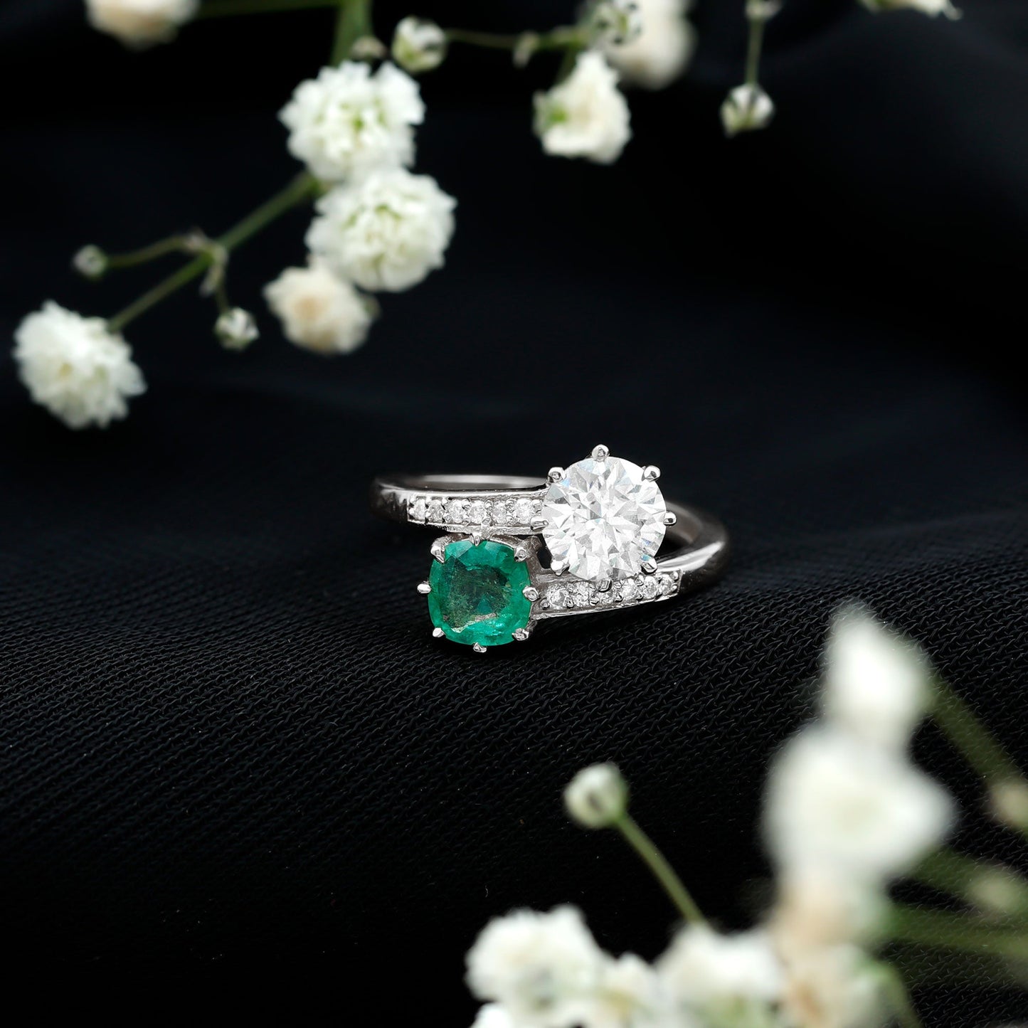 Anillo de compromiso de dos piedras de esmeralda y moissanita con vástago cruzado