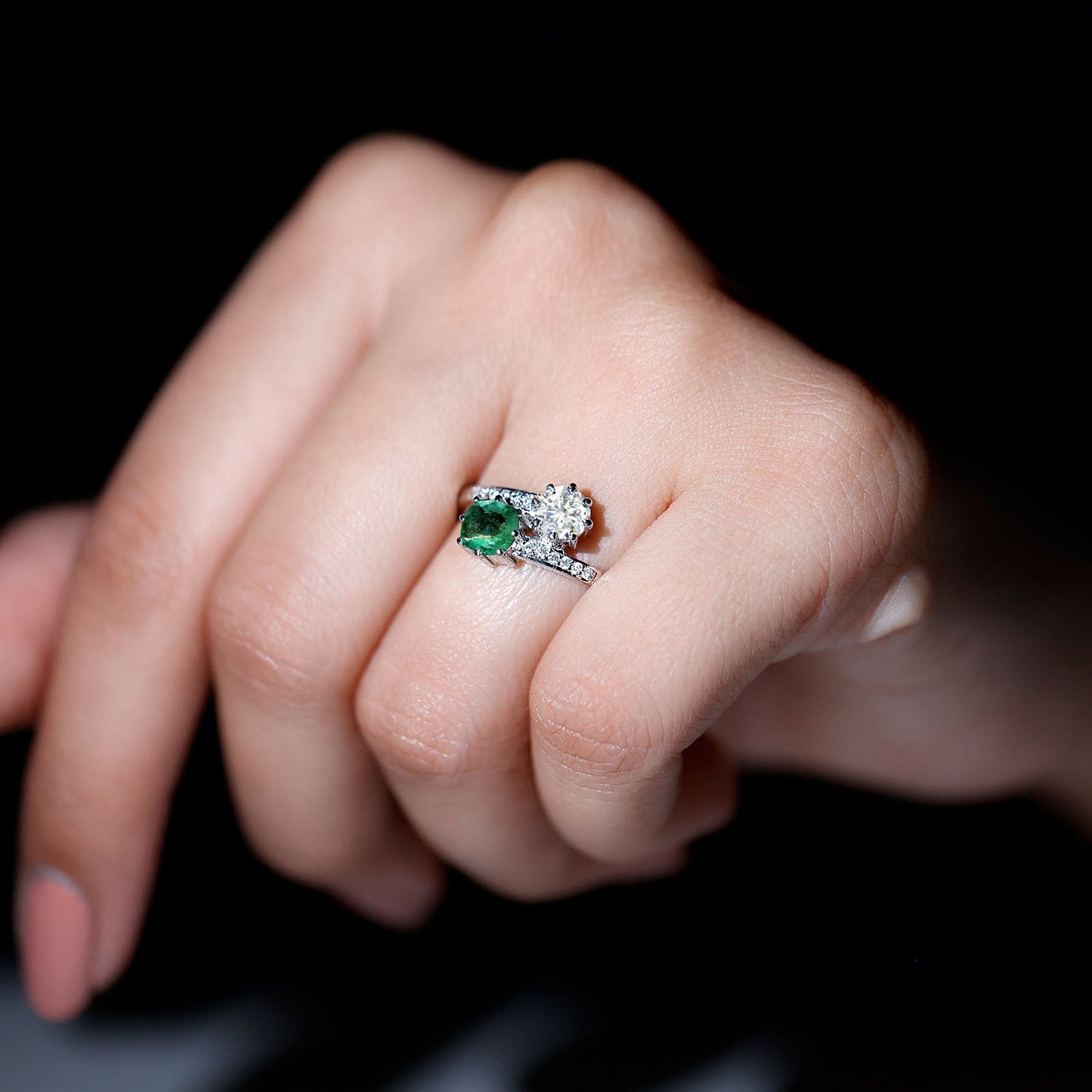 Anillo de compromiso de dos piedras de esmeralda y moissanita con vástago cruzado