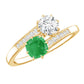 Anillo de compromiso de dos piedras de esmeralda y moissanita con vástago cruzado