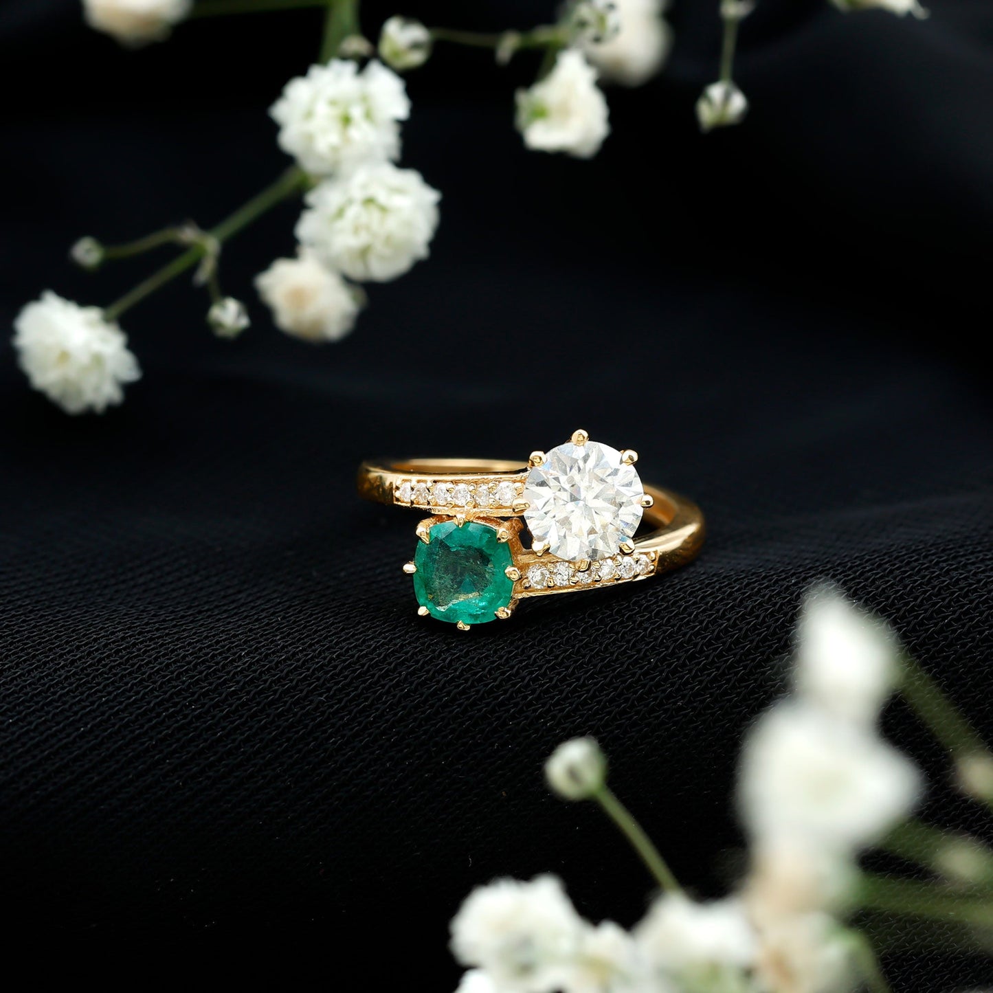 Anillo de compromiso de dos piedras de esmeralda y moissanita con vástago cruzado