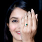 Anillo de compromiso de dos piedras de esmeralda y moissanita con vástago cruzado