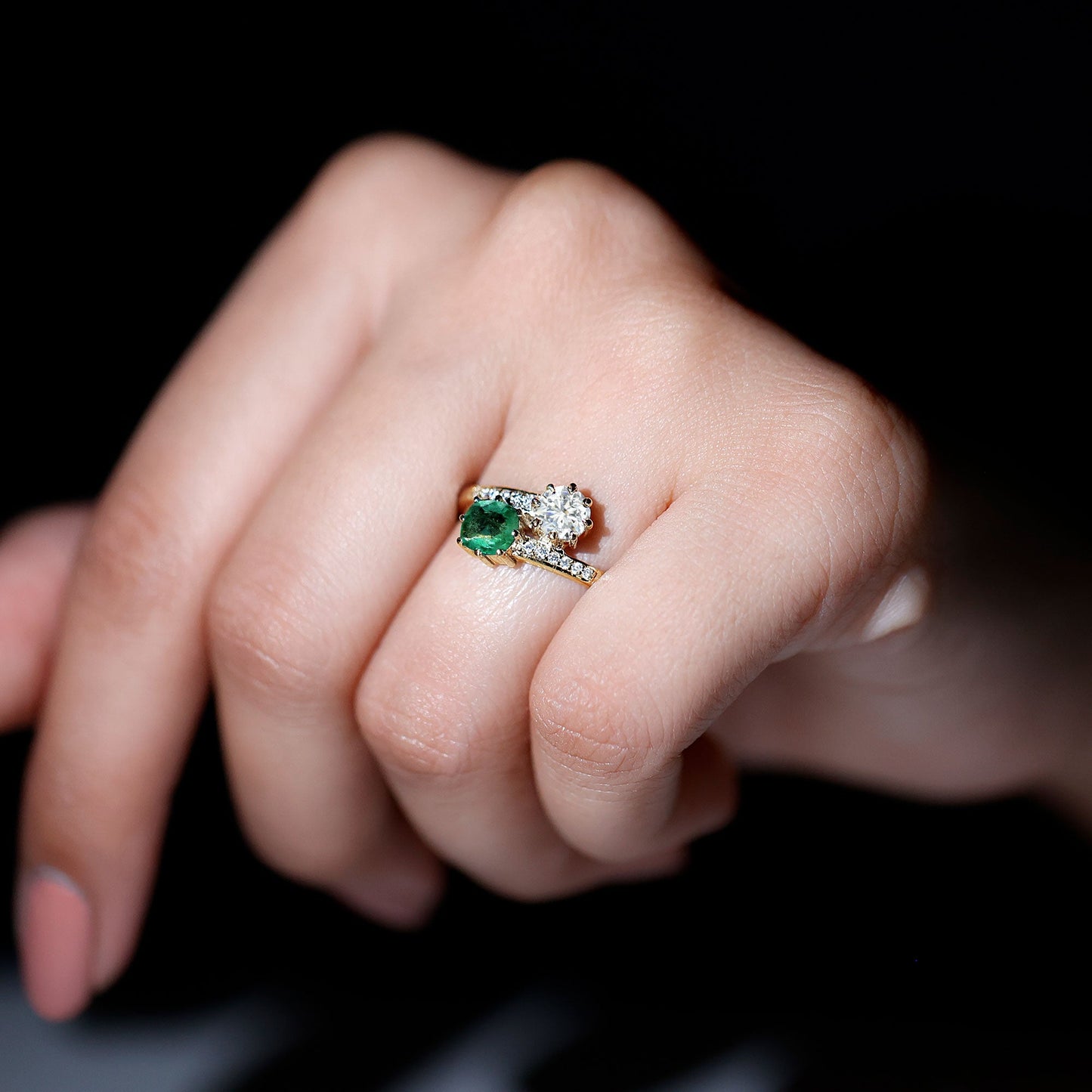 Anillo de compromiso de dos piedras de esmeralda y moissanita con vástago cruzado