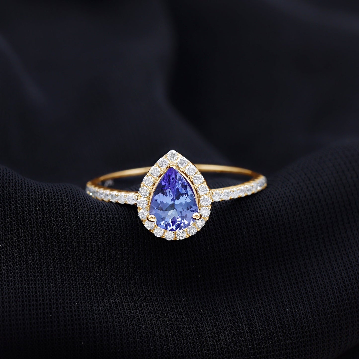 Anillo de compromiso de tanzanita en forma de pera auténtica con halo de diamantes