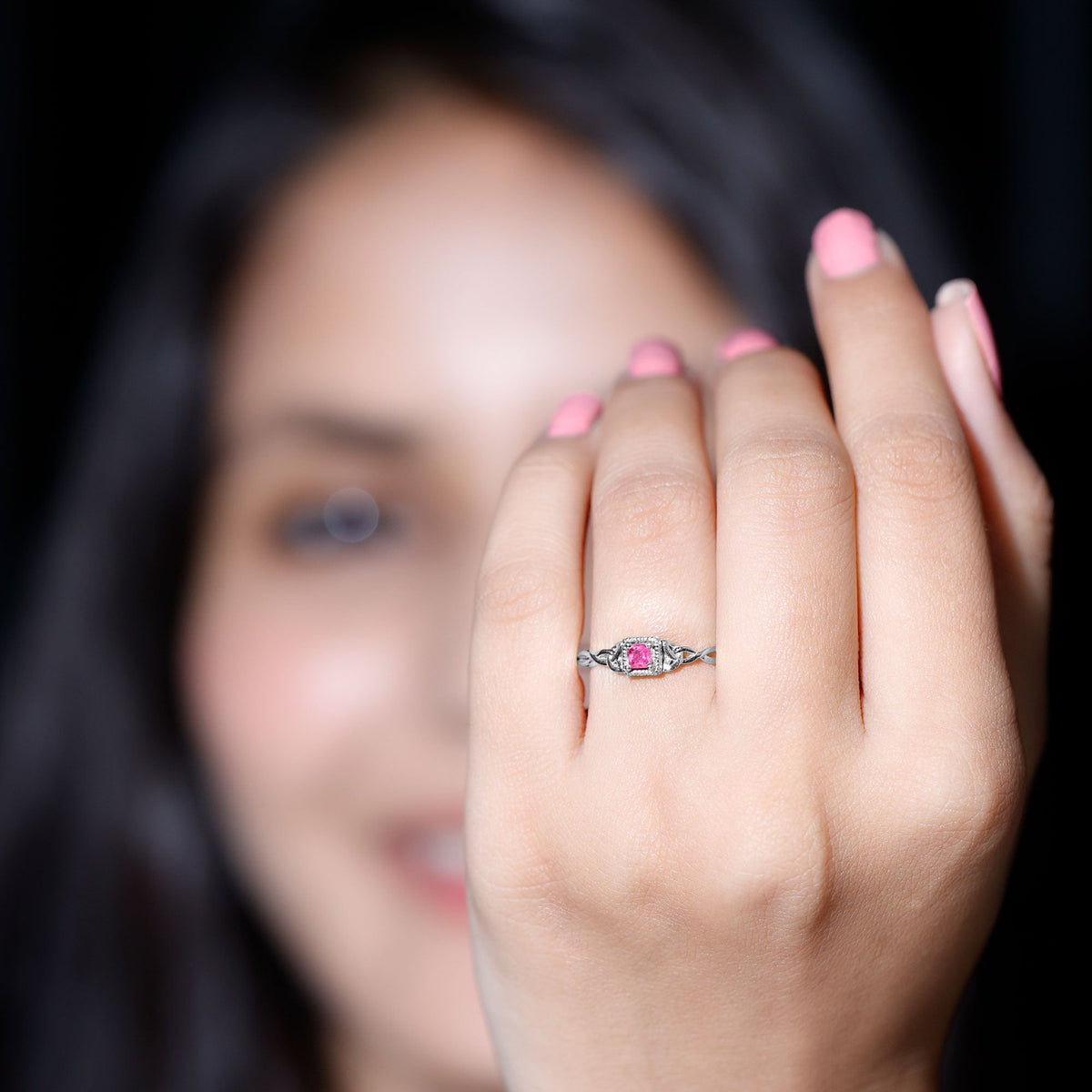 Anillo de promesa con nudo celta y rubí auténtico de talla princesa