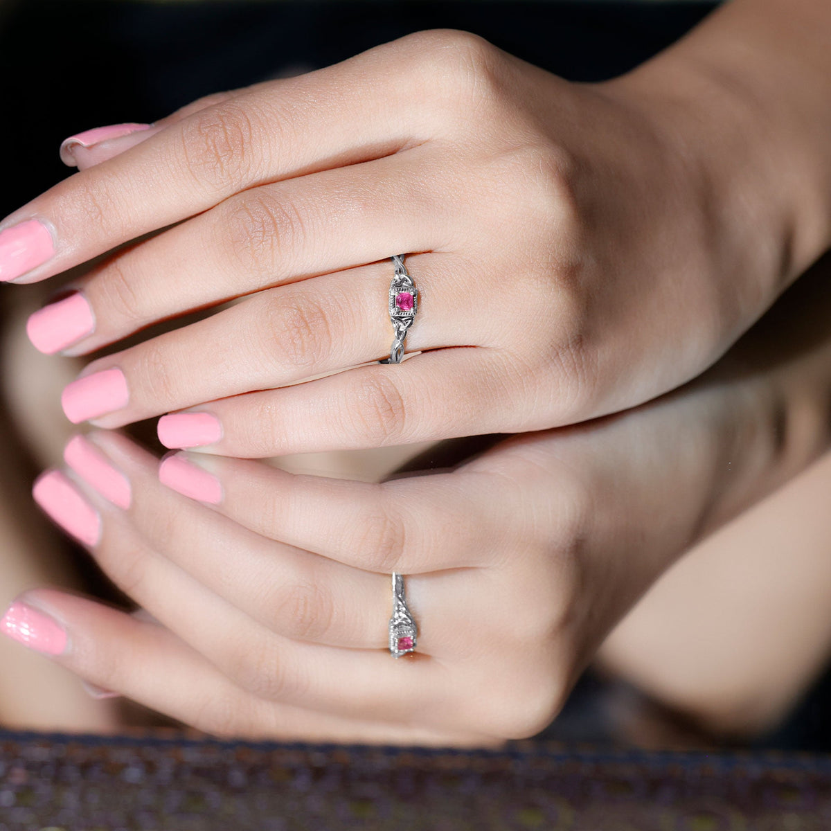 Anillo de promesa con nudo celta y rubí auténtico de talla princesa