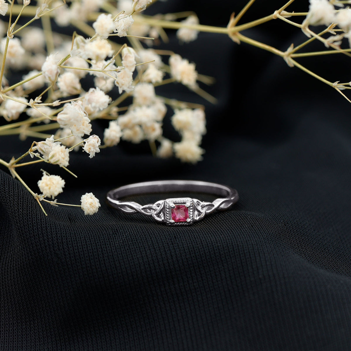 Anillo de promesa con nudo celta y rubí auténtico de talla princesa