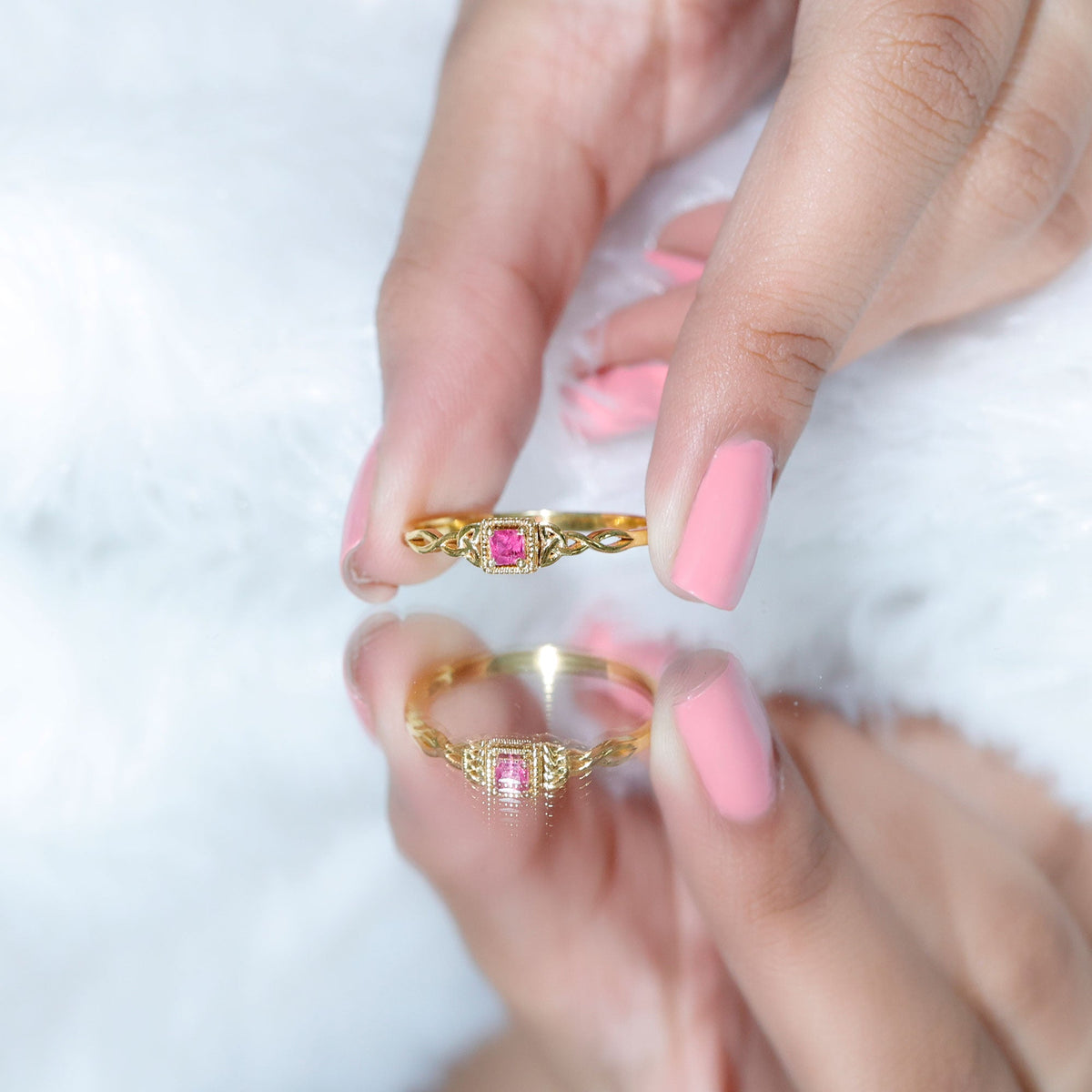 Anillo de promesa con nudo celta y rubí auténtico de talla princesa
