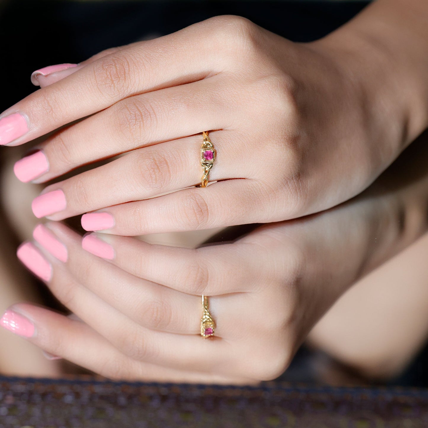 Anillo de promesa con nudo celta y rubí auténtico de talla princesa