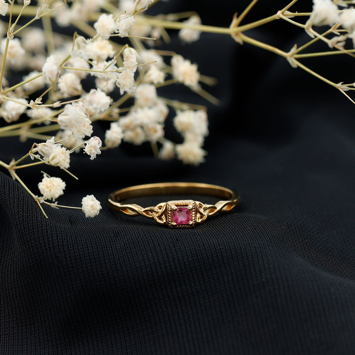 Anillo de promesa con nudo celta y rubí auténtico de talla princesa