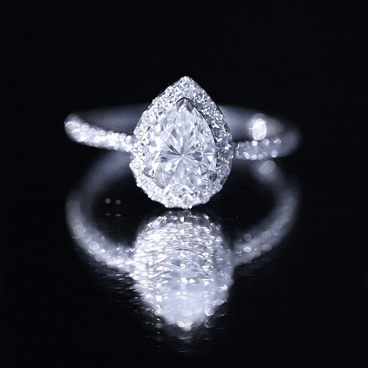Anillo de compromiso para mujer de moissanita talla pera con halo
