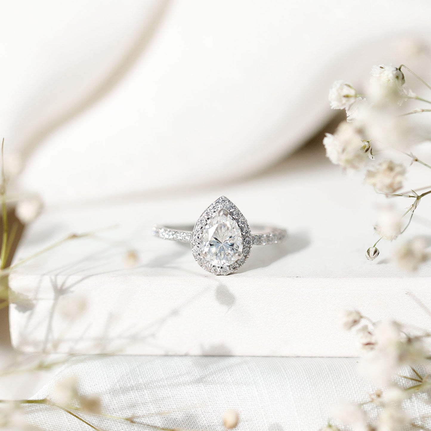 Anillo de compromiso para mujer de moissanita talla pera con halo