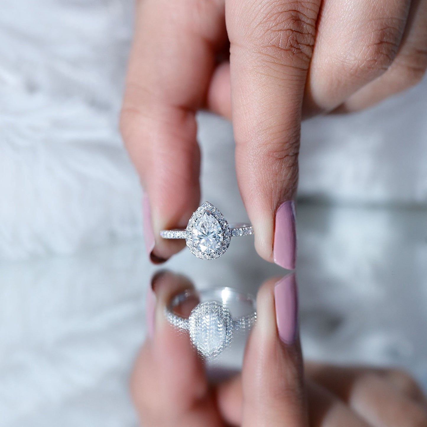 Anillo de compromiso para mujer de moissanita talla pera con halo