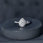 Anillo de compromiso para mujer de moissanita talla pera con halo