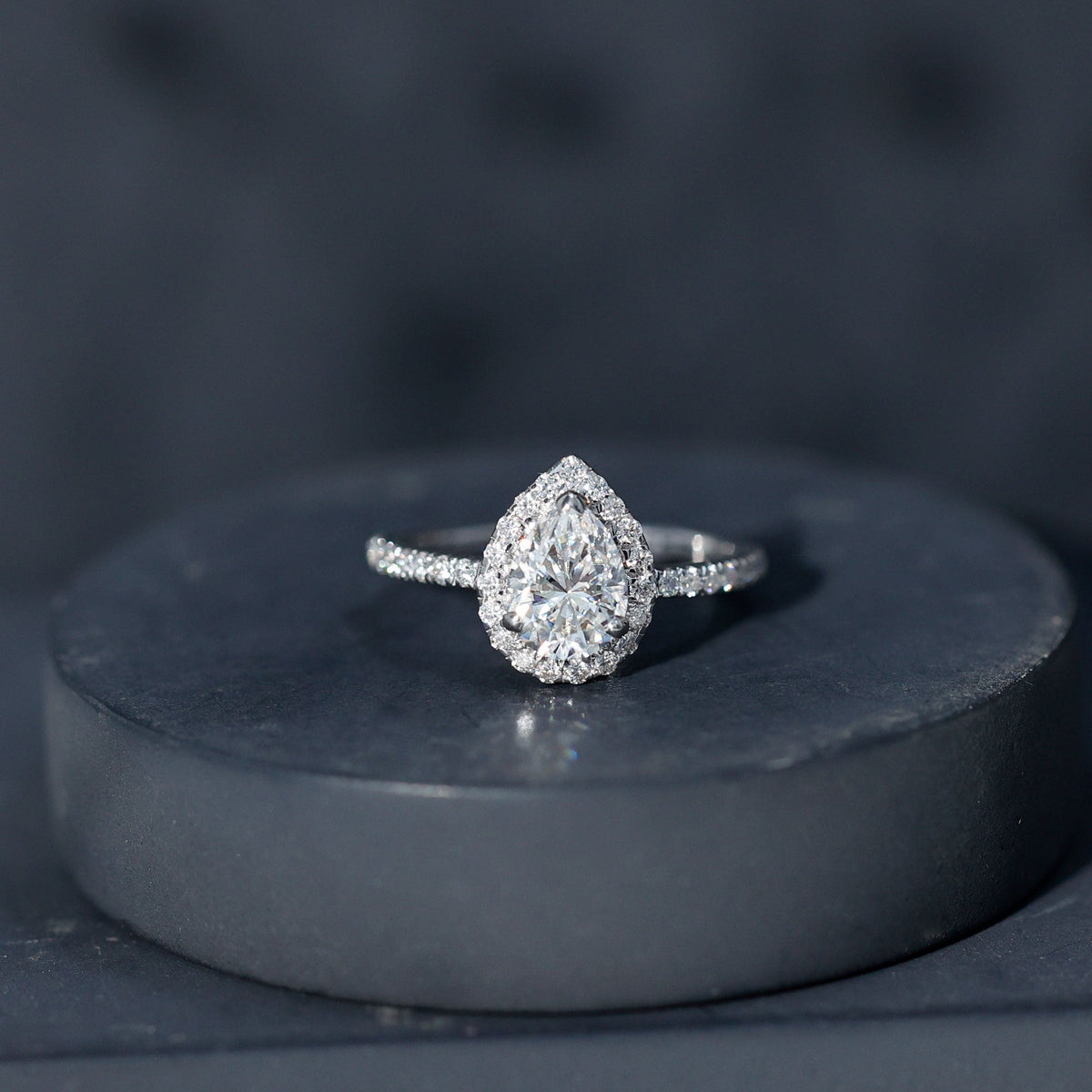 Anillo de compromiso para mujer de moissanita talla pera con halo