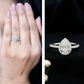 Anillo de compromiso para mujer de moissanita talla pera con halo