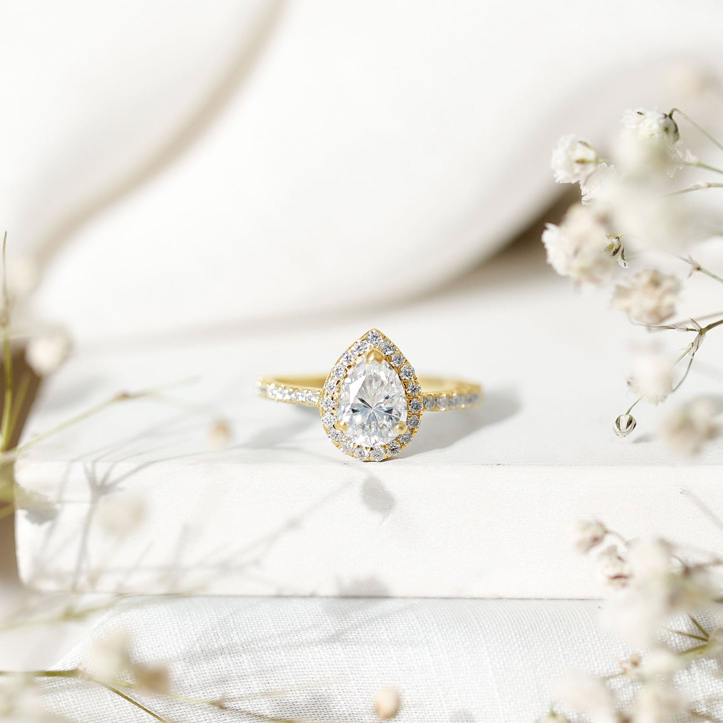 Anillo de compromiso para mujer de moissanita talla pera con halo
