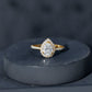 Anillo de compromiso para mujer de moissanita talla pera con halo