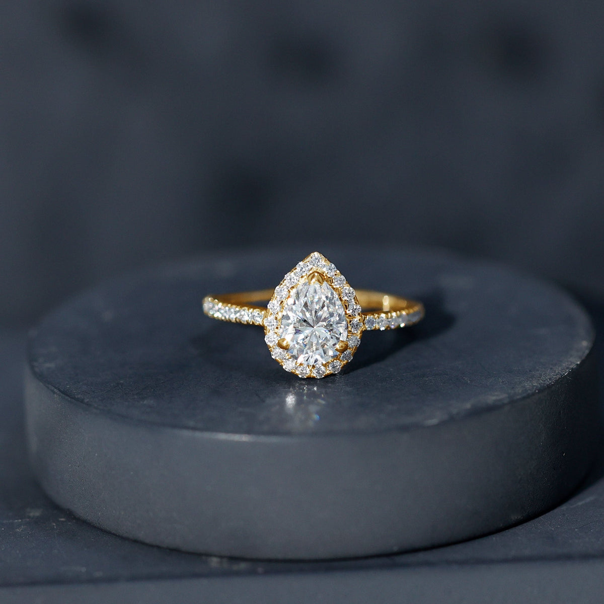 Anillo de compromiso para mujer de moissanita talla pera con halo