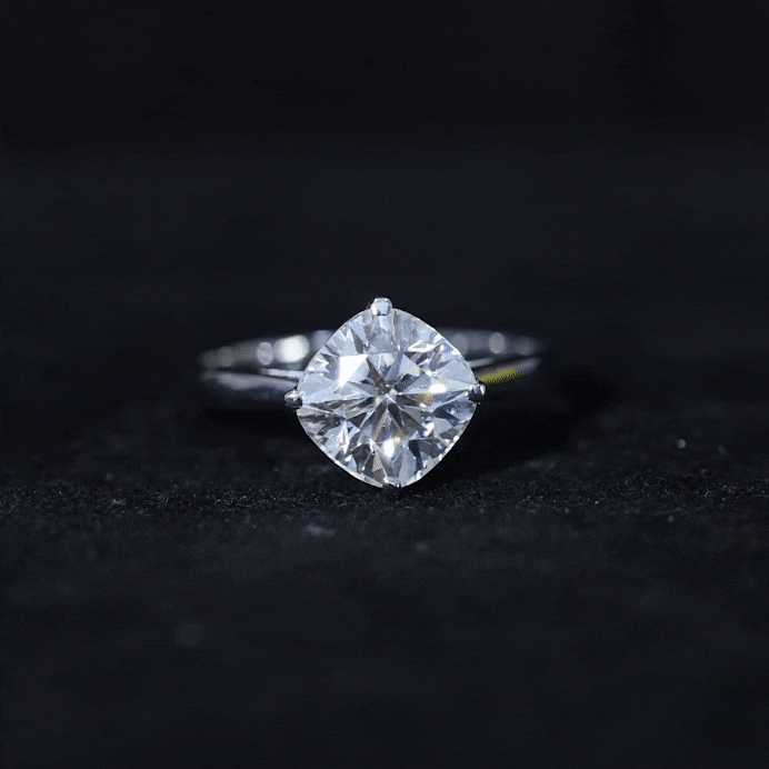 Anillo de compromiso solitario de moissanita con cojín de 3 TC