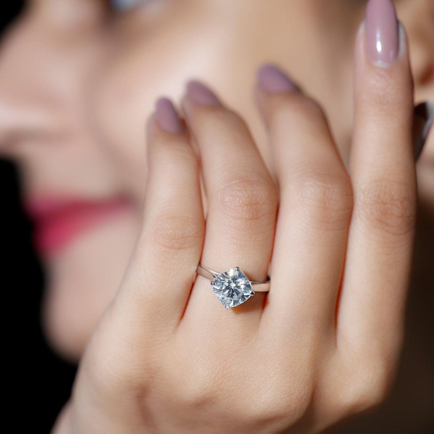Anillo de compromiso solitario de moissanita con cojín de 3 TC