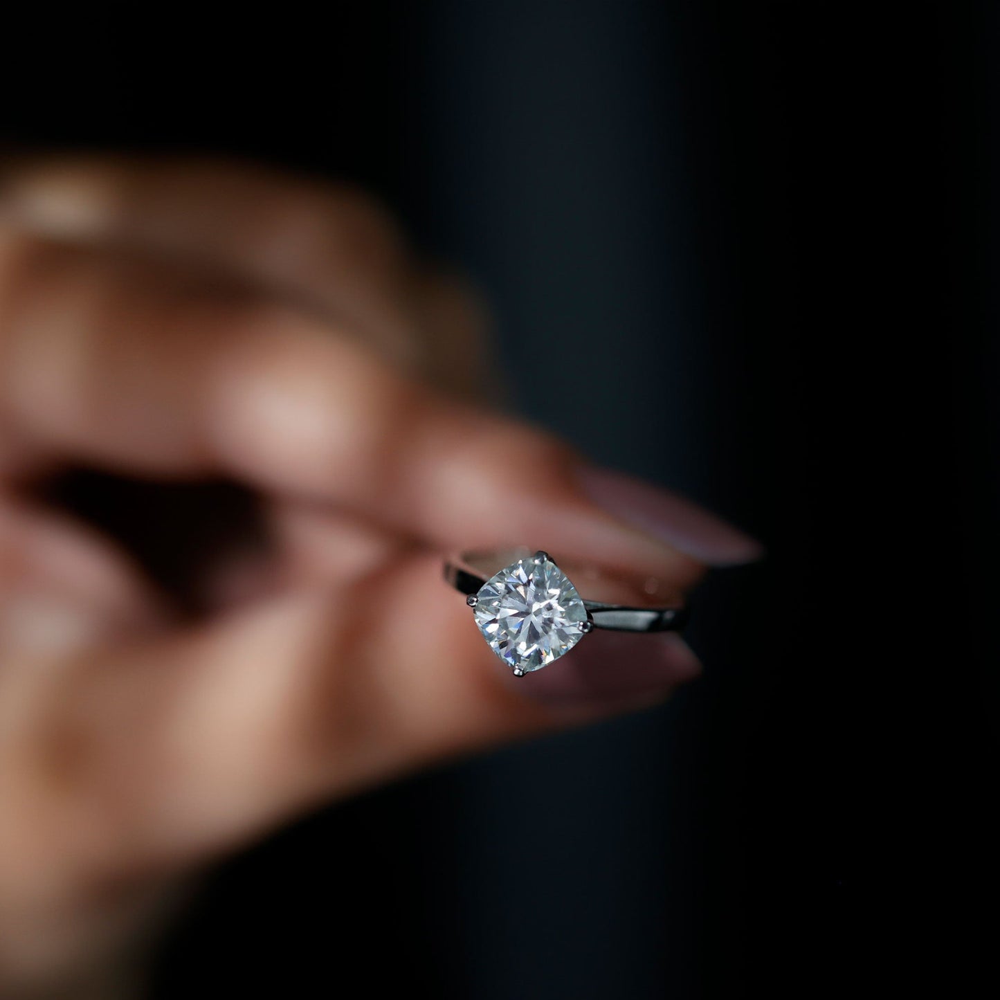 Anillo de compromiso solitario de moissanita con cojín de 3 TC