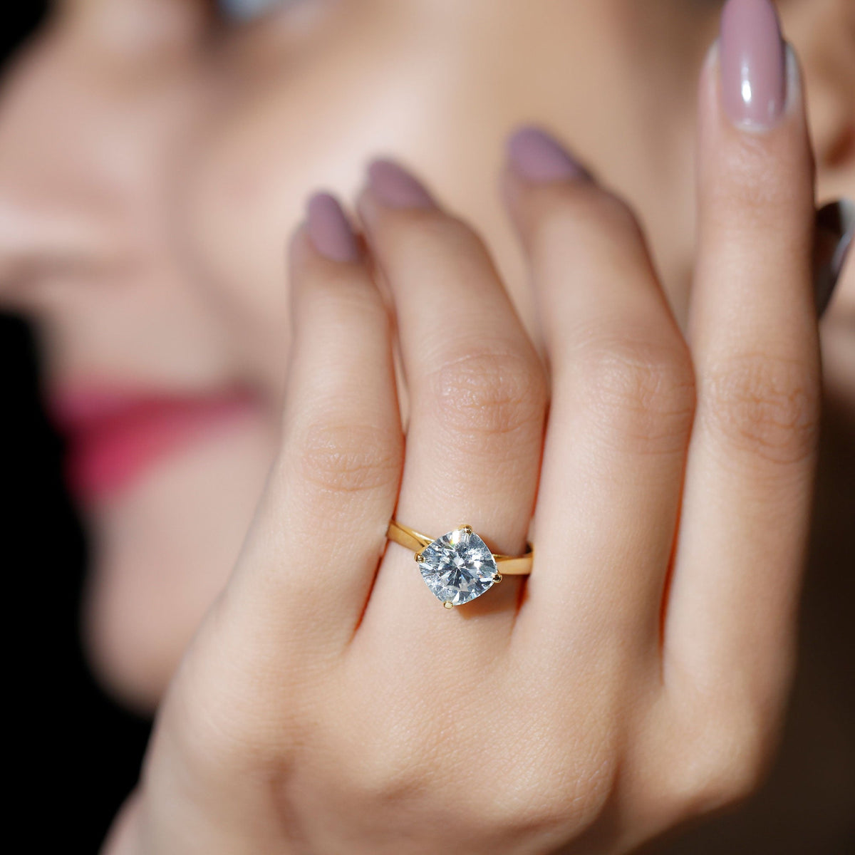 Anillo de compromiso solitario de moissanita con cojín de 3 TC
