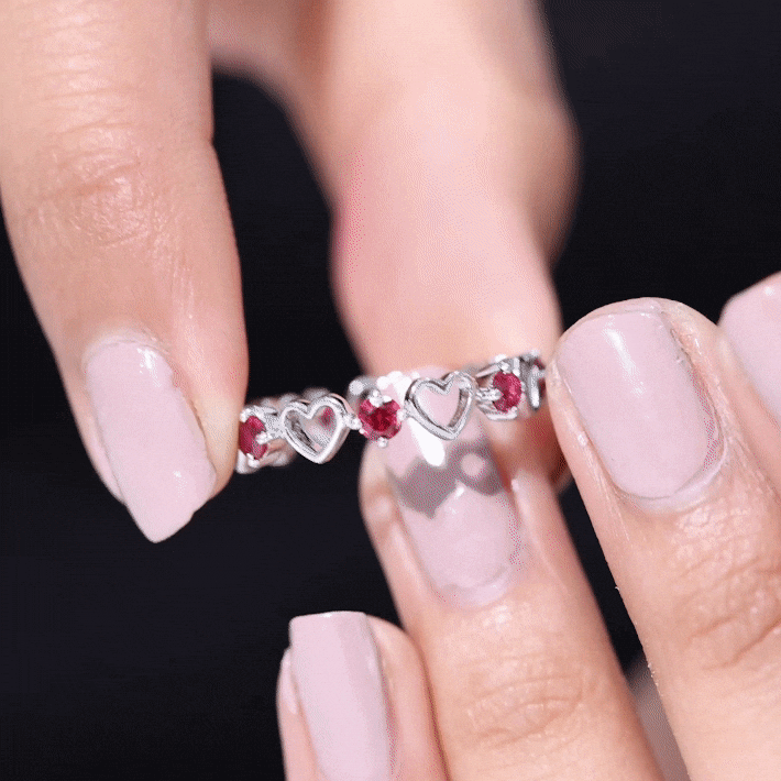 Anillo de banda de eternidad de corazón de rubí creado en laboratorio certificado