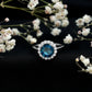 Anillo de compromiso clásico de topacio azul de Londres redondo de 2 quilates con halo de diamantes