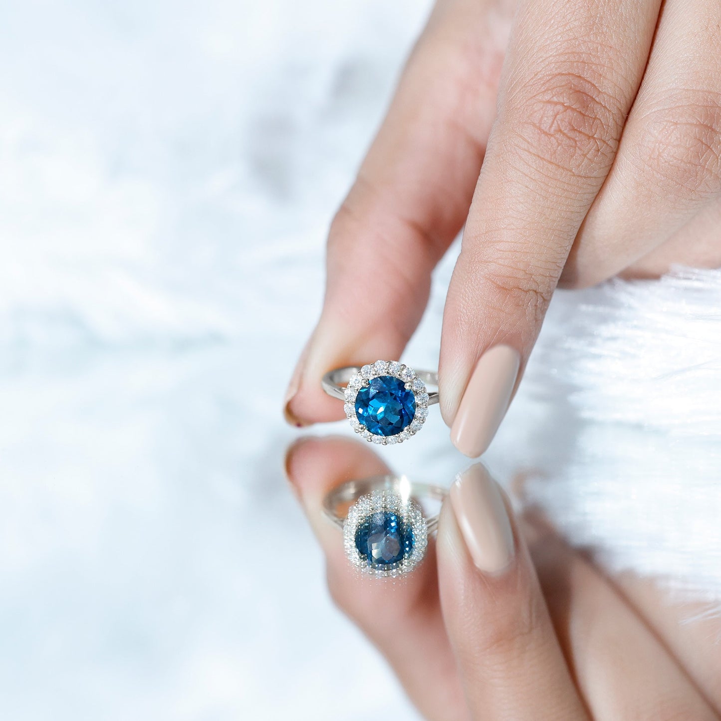 Anillo de compromiso clásico de topacio azul de Londres redondo de 2 quilates con halo de diamantes