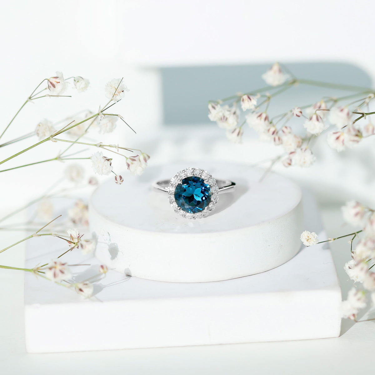 Anillo de compromiso clásico de topacio azul de Londres redondo de 2 quilates con halo de diamantes