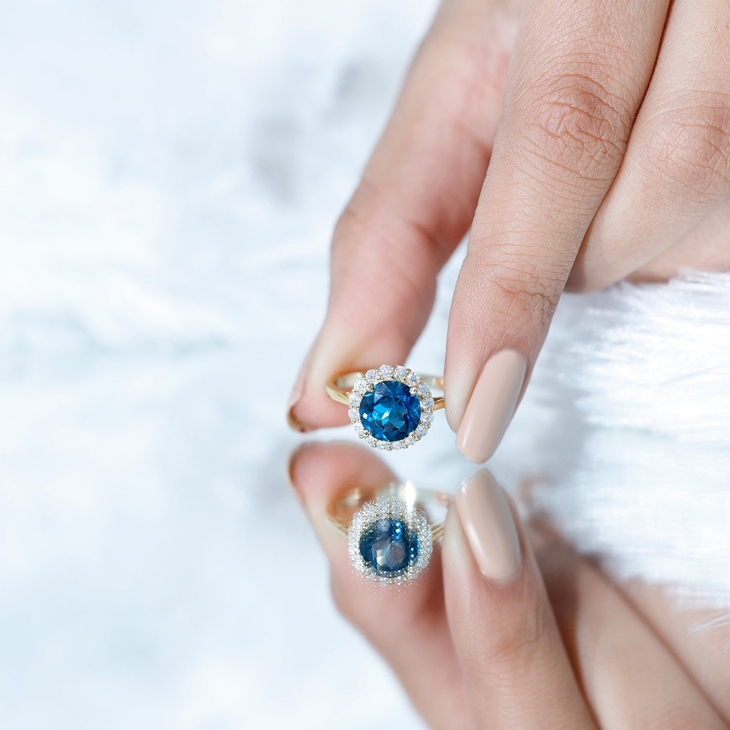 Anillo de compromiso clásico de topacio azul de Londres redondo de 2 quilates con halo de diamantes