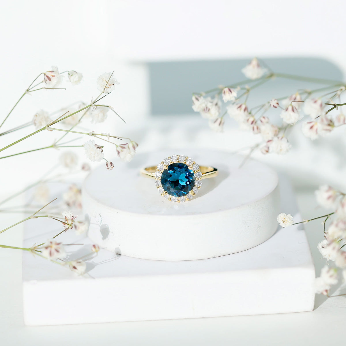 Anillo de compromiso clásico de topacio azul de Londres redondo de 2 quilates con halo de diamantes