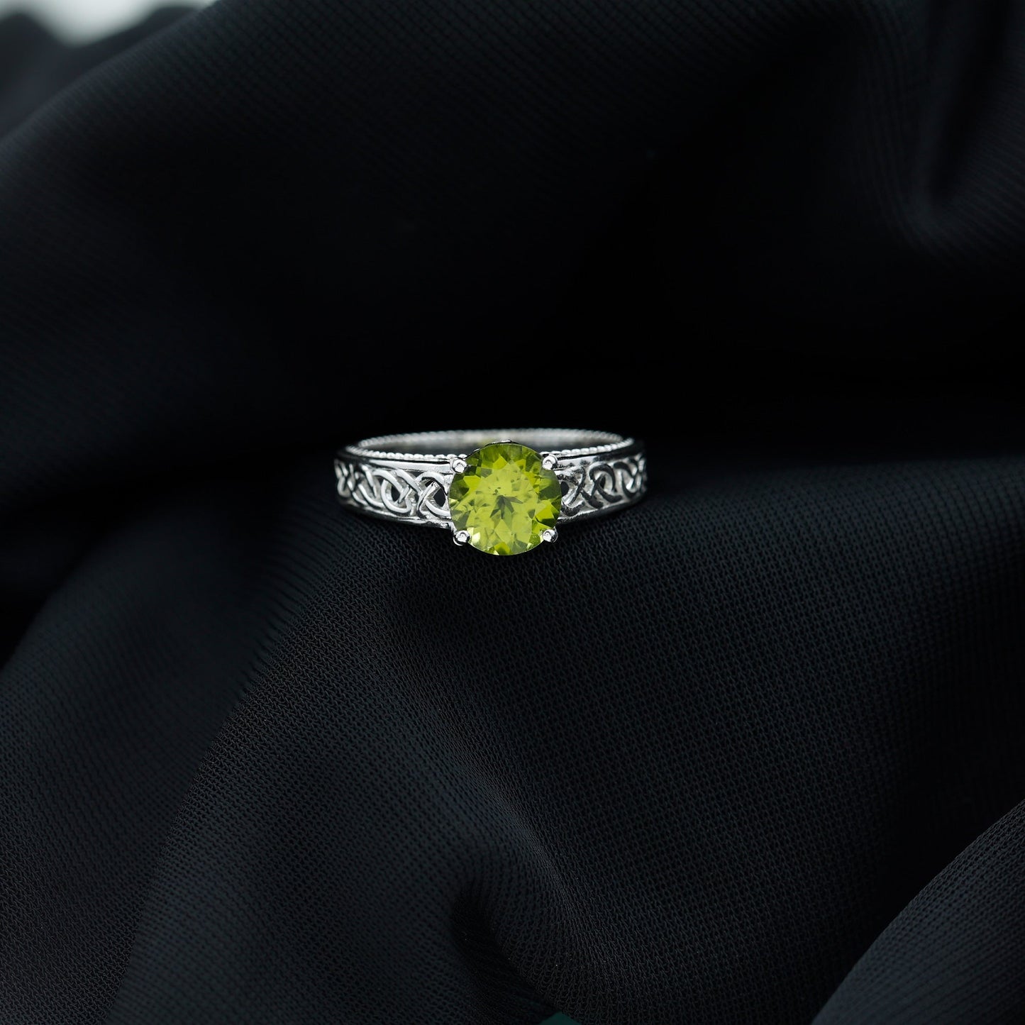 Anillo de compromiso con nudo celta de peridoto real de 2 quilates con diamante sorpresa