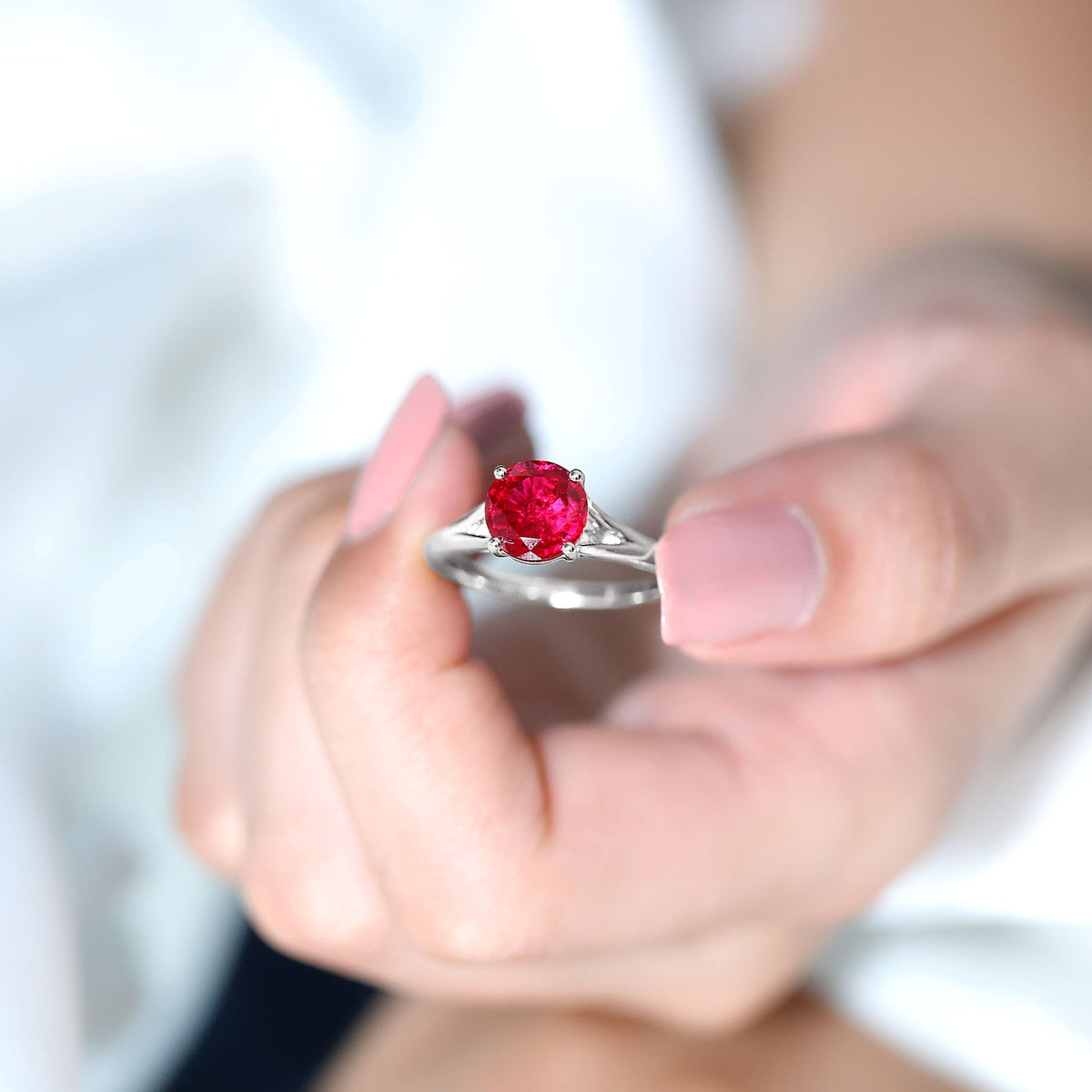 Anillo de compromiso solitario de rubí redondo cultivado en laboratorio de 2,3 quilates con vástago dividido