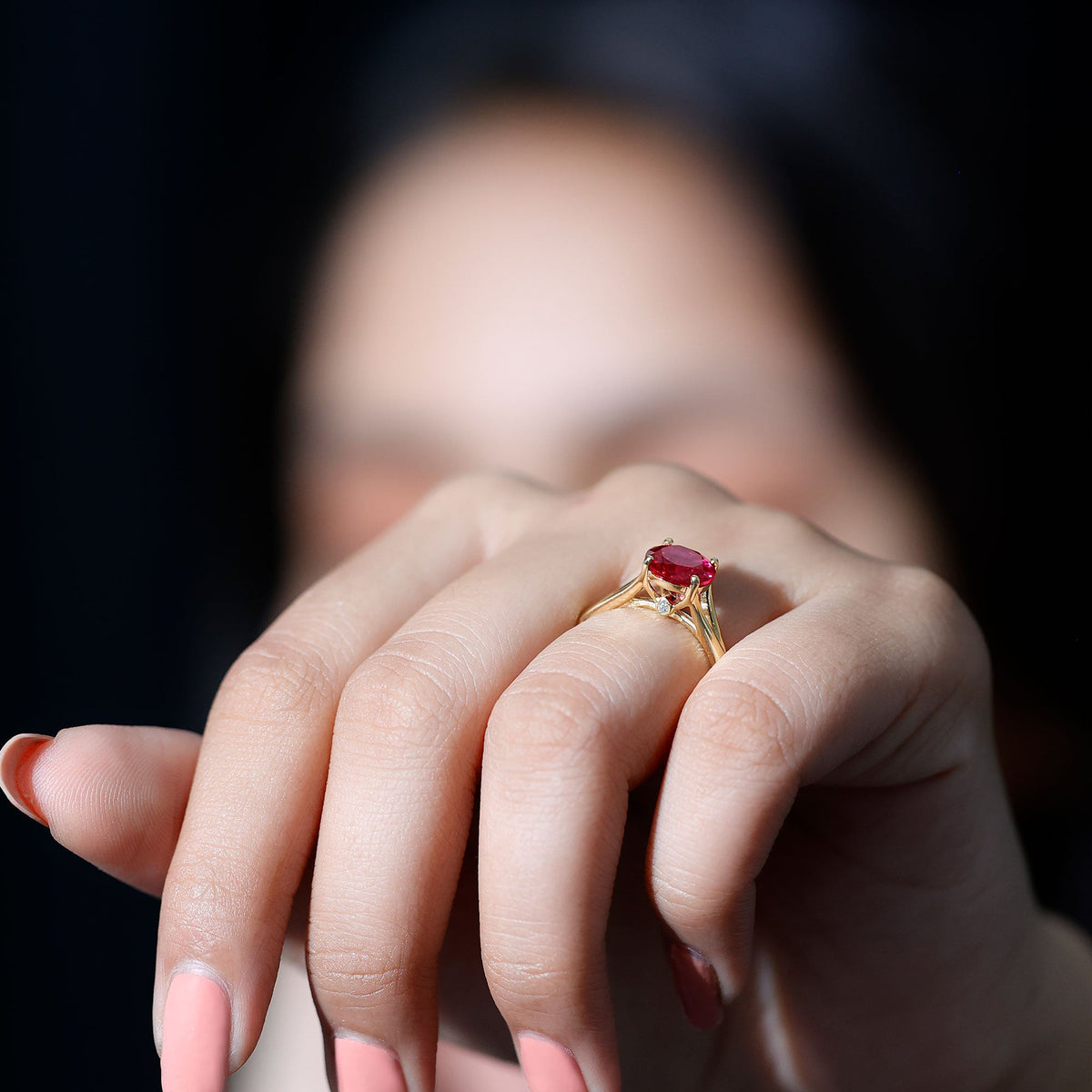 Anillo de compromiso solitario de rubí redondo cultivado en laboratorio de 2,3 quilates con vástago dividido