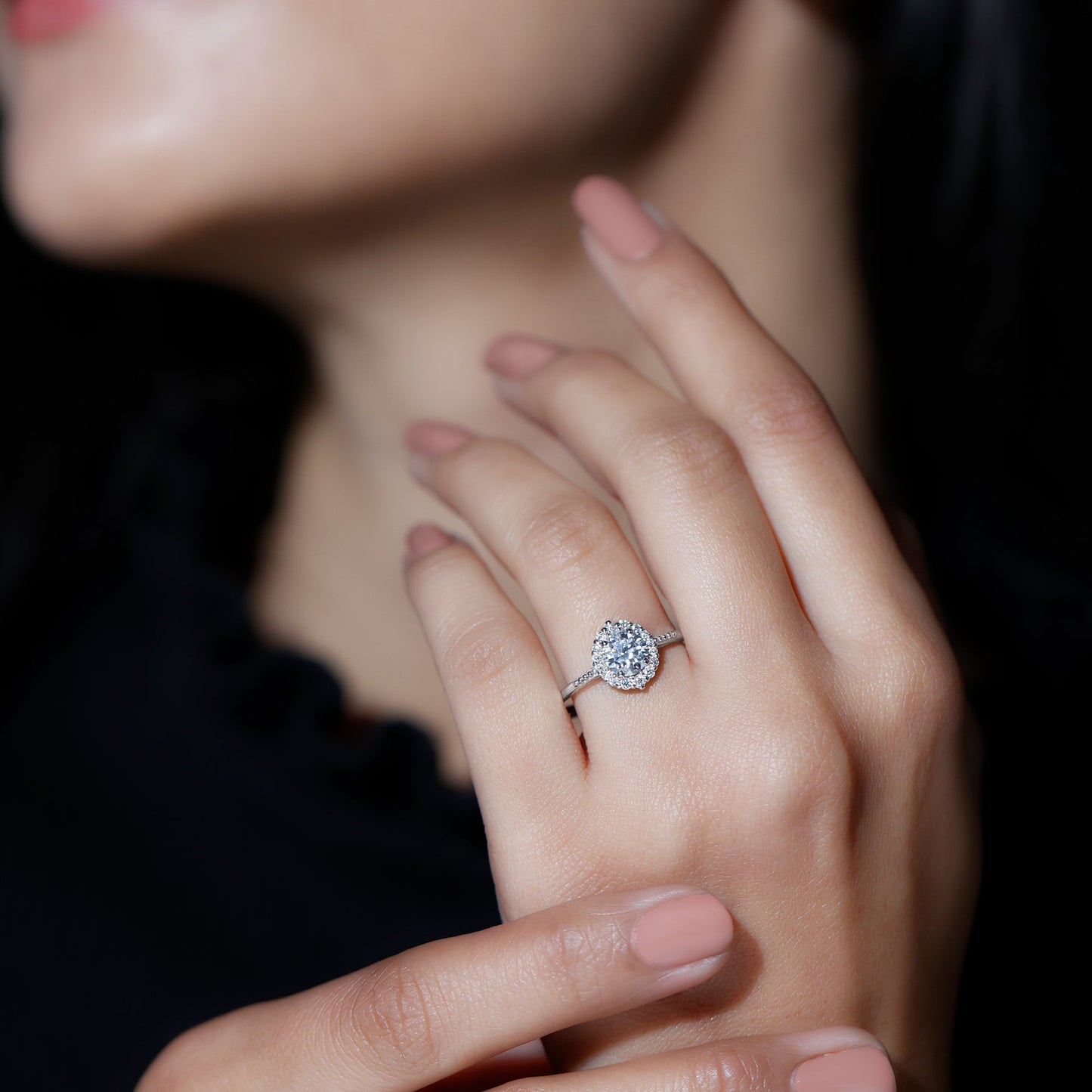 Anillo de compromiso de moissanita con halo certificado para mujer