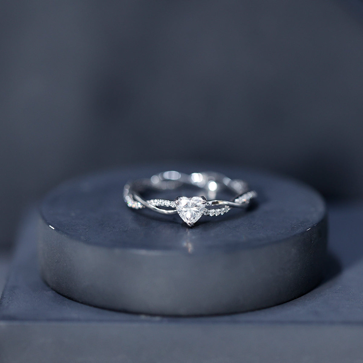 Anillo de Promesa Solitario de Moissanita con Forma de Corazón