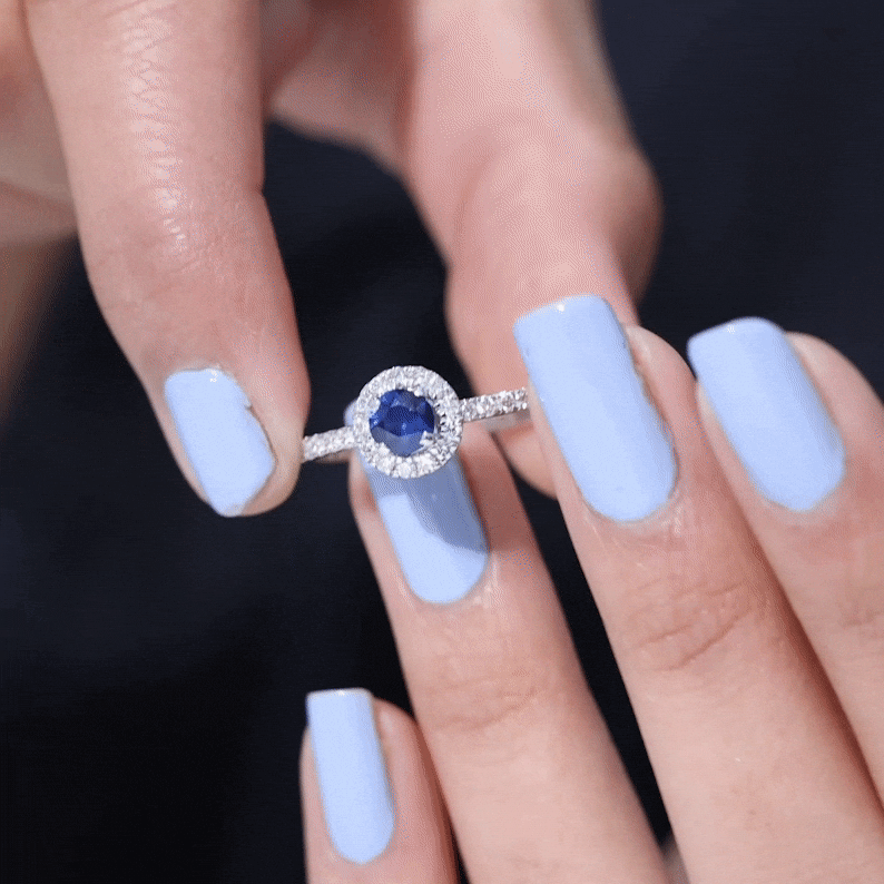 Anillo de compromiso minimalista con zafiro azul de 0,9 quilates y halo de diamantes