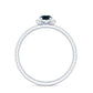 Anillo de compromiso minimalista con topacio azul de talla redonda y diamantes