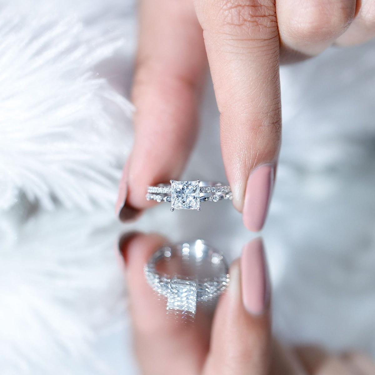 Anillo de compromiso de moissanita talla princesa con certificado