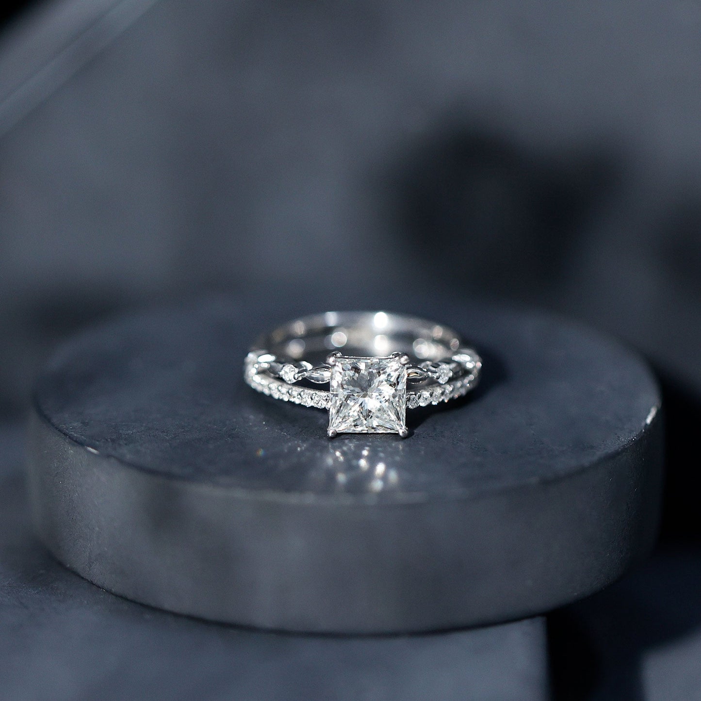 Anillo de compromiso de moissanita talla princesa con certificado