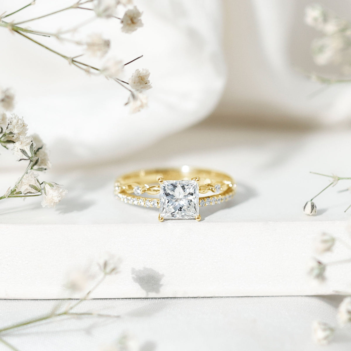 Anillo de compromiso de moissanita talla princesa con certificado
