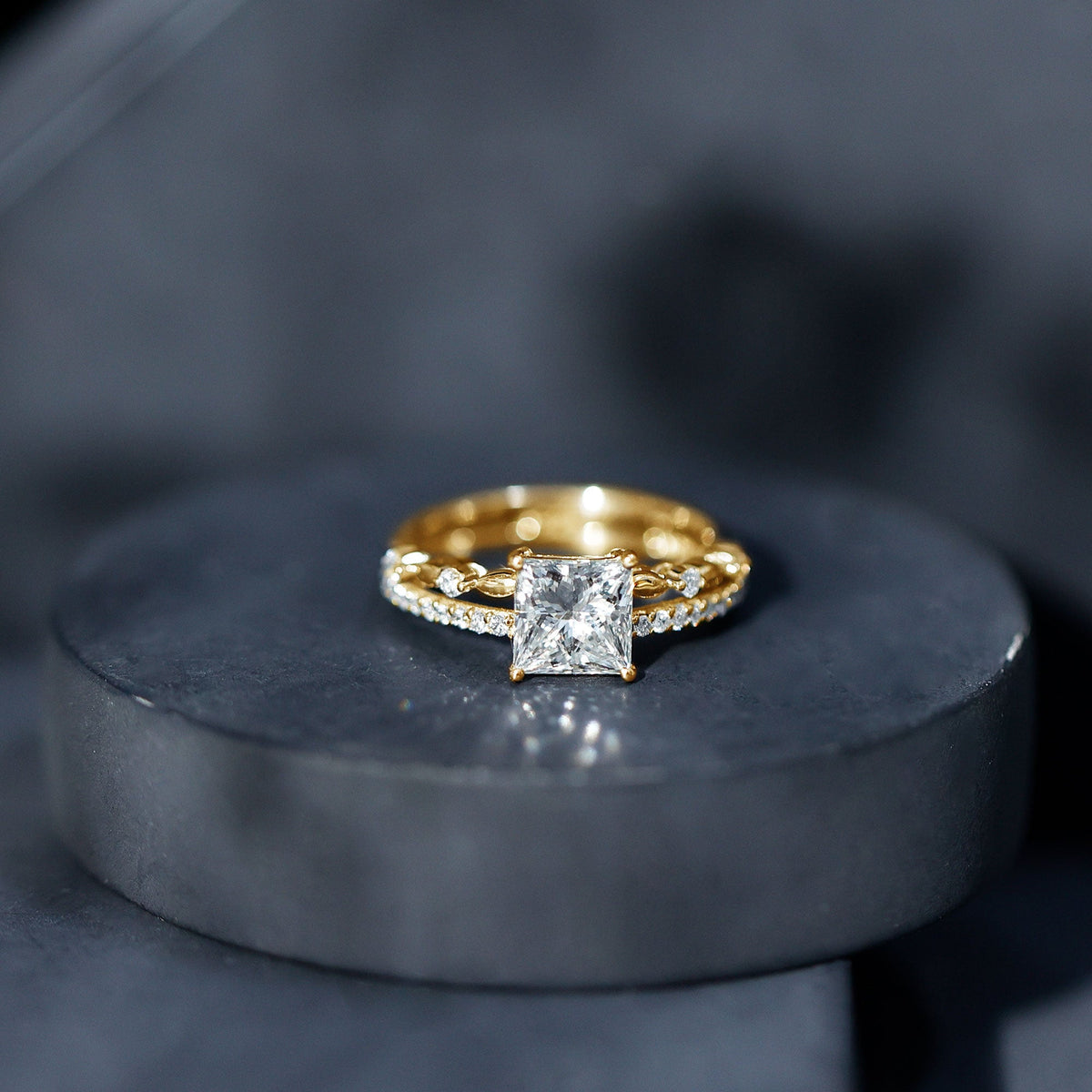 Anillo de compromiso de moissanita talla princesa con certificado