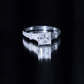 Anillo de compromiso solitario de moissanita de 3 quilates talla princesa con brazo dividido