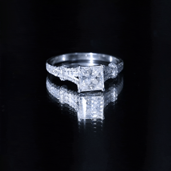 Anillo de compromiso solitario de moissanita de 3 quilates talla princesa con brazo dividido